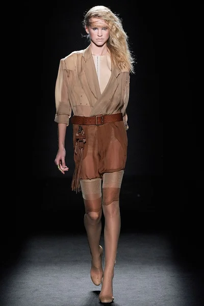 Look 3